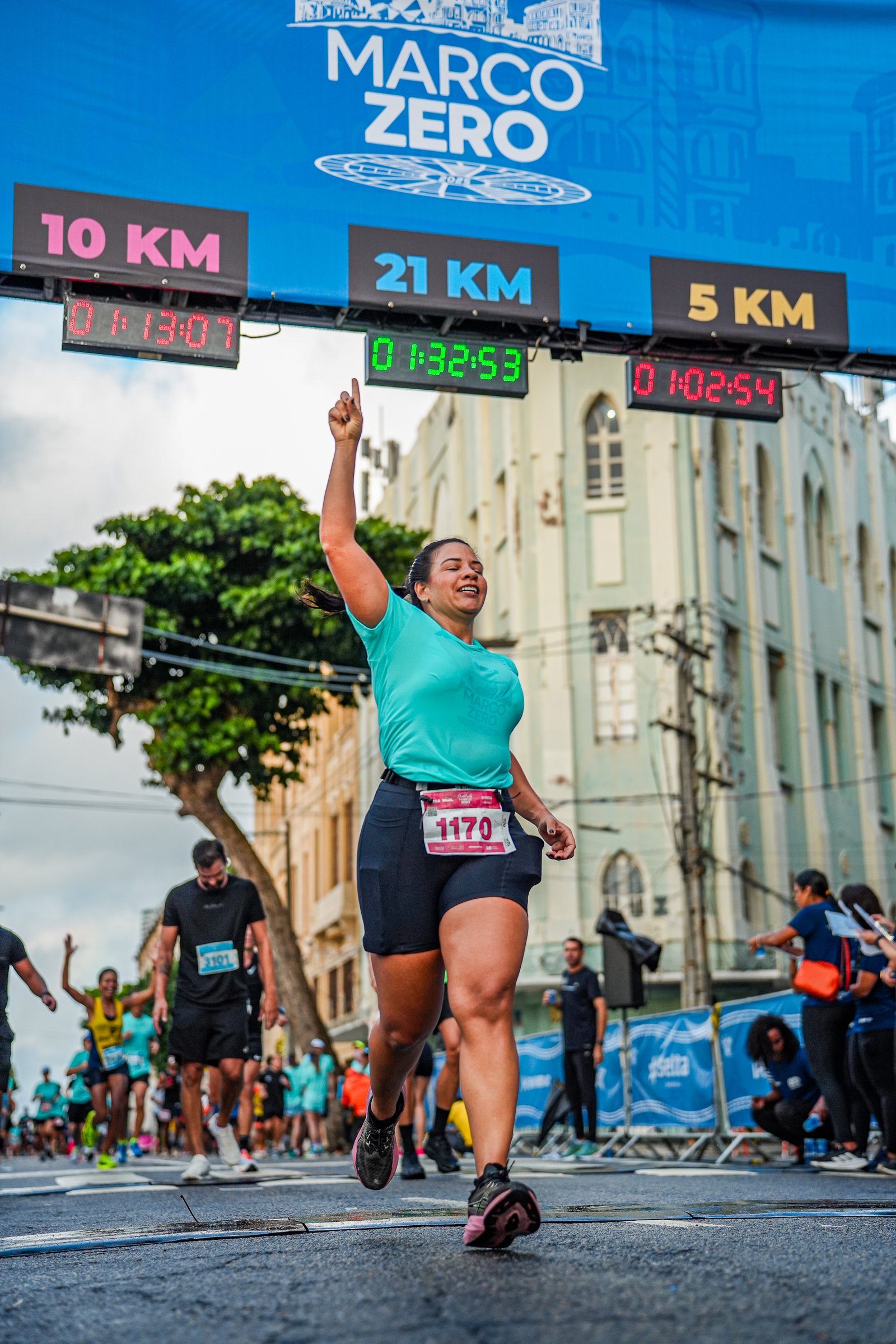 Vista do evento com atletas em movimento
